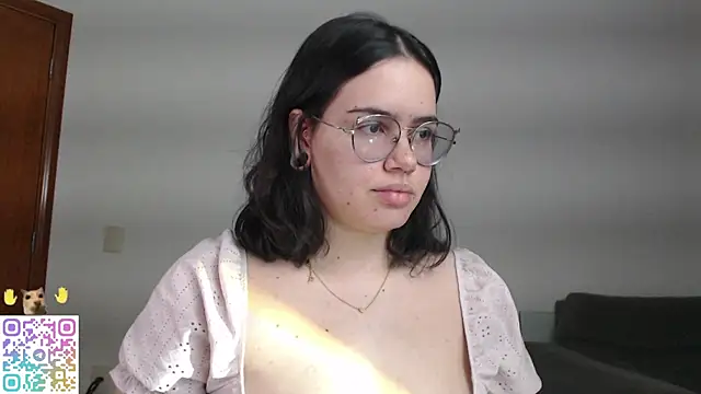 Snapshot of crystalll_room chatting on 06/23/26, 02:53 crystalll room online show from 06/23/26, 02:53