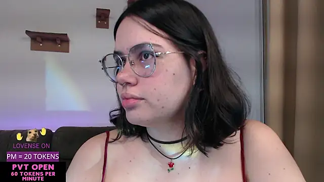 Snapshot of crystalll_room chatting on 05/14/26, 12:51 crystalll room online show from 05/14/26, 12:51