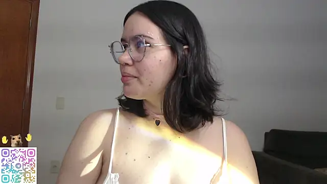 Snapshot of crystalll_room chatting on 06/17/26, 12:54 crystalll room online show from 06/17/26, 12:54