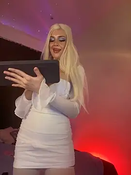 Snapshot of _TiffanyCo_ chatting on 11/25/25, 10:37 TiffanyCo online show from 11/25/25, 10:37