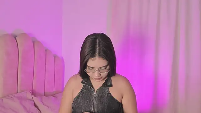 Snapshot of Marianagarcia01 chatting on 02/20/26, 10:12 Marianagarcia01 online show from 02/20/26, 10:12