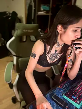 mollyEXD online show from 12/15/25, 10:15