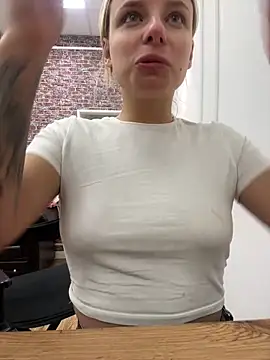 Snapshot of LanaSparks chatting on 10/19/25, 04:04 LanaSparks online show from 10/19/25, 04:04