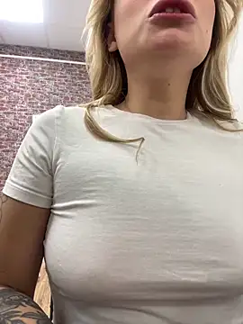 Snapshot of LanaSparks chatting on 10/15/25, 04:55 LanaSparks online show from 10/15/25, 04:55