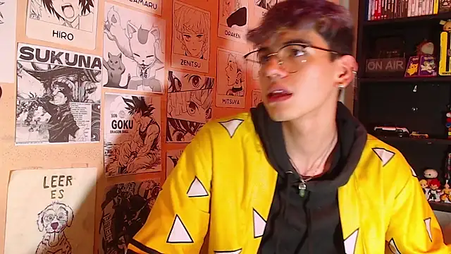 Snapshot of Mickey_Magic chatting on 03/05/25, 07:27 Mickey Magic online show from 03/05/25, 07:27