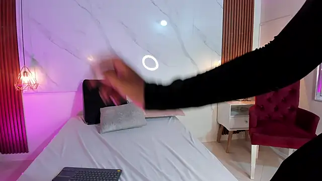 Snapshot of isabella_zc chatting on 11/29/25, 08:31 isabella zc online show from 11/29/25, 08:31