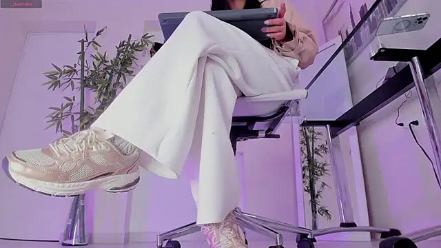 hannah howeell   online show from 11/04/25, 09:46