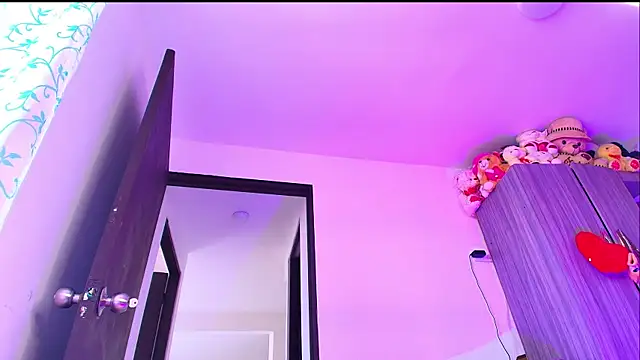 MiaFlamesxxx online show from 06/05/26, 08:25