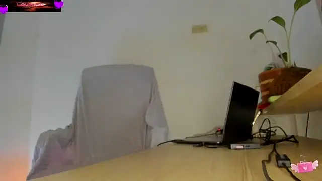 Snapshot of VioletParkker chatting on 06/02/26, 02:11 VioletParkker online show from 06/02/26, 02:11