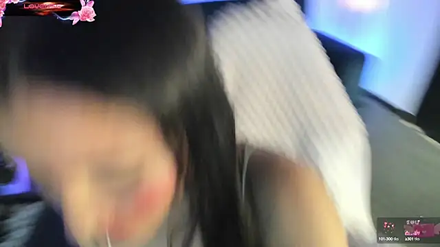 Snapshot of VioletParkker chatting on 03/04/25, 02:21 VioletParkker online show from 03/04/25, 02:21