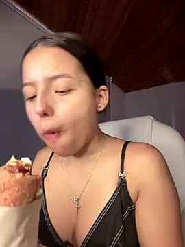 Snapshot of Sofia18_pinkk chatting on 12/21/25, 08:53 Sofia18 pinkk online show from 12/21/25, 08:53