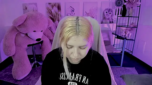 DiaAngell online show from 11/25/25, 08:42