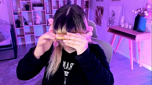 DiaAngell online show from 11/08/25, 07:50