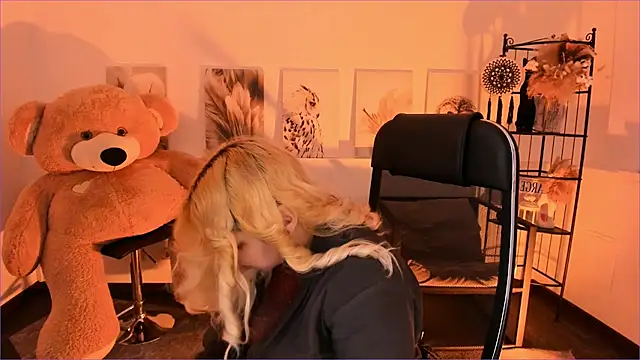 DiaAngell online show from 12/17/25, 07:30