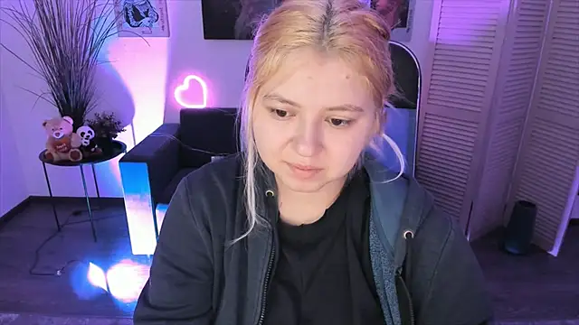 DiaAngell online show from 11/23/25, 07:46