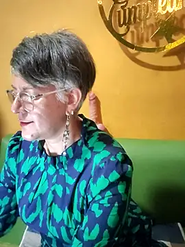 ilonna2025 online show from 04/14/26, 10:37