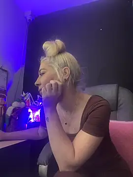 viktoria davis  online show from 12/22/25, 10:43