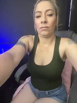 viktoria davis  online show from 11/22/25, 10:41