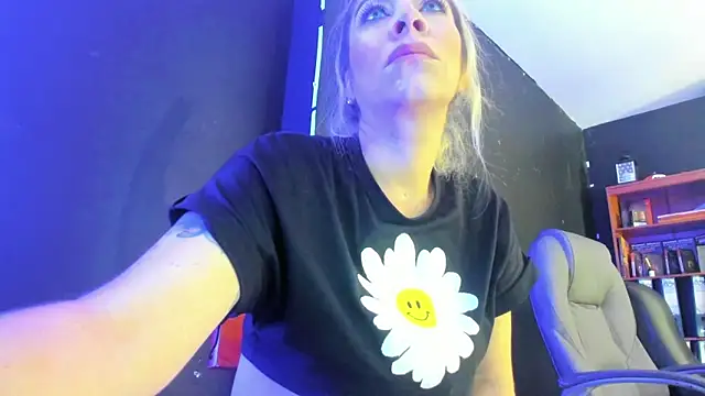 viktoria davis  online show from 03/10/25, 10:02