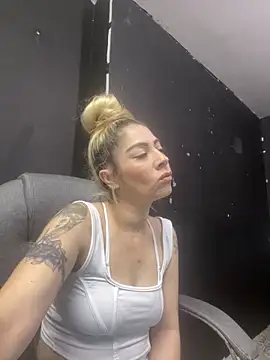 viktoria davis  online show from 03/11/25, 09:48