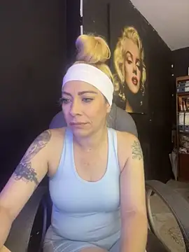 viktoria davis  online show from 11/18/25, 11:59