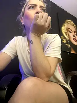 viktoria davis  online show from 10/31/25, 09:54