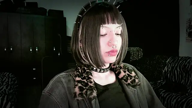 Snapshot of roxy_toxic chatting on 05/11/26, 11:24 roxy toxic online show from 05/11/26, 11:24