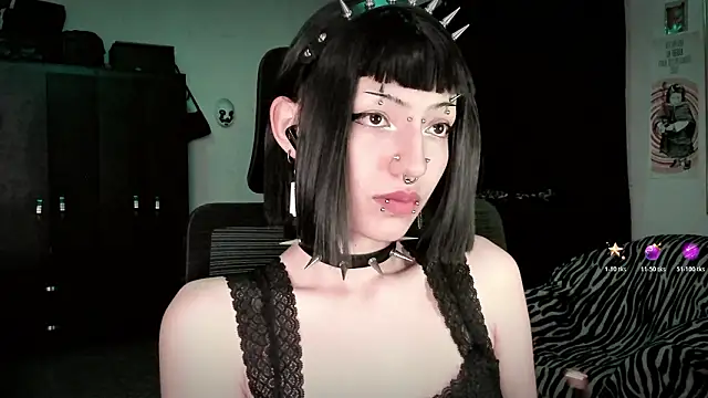 Snapshot of roxy_toxic chatting on 02/13/26, 12:32 roxy toxic online show from 02/13/26, 12:32