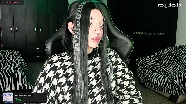 Snapshot of roxy_toxic chatting on 09/20/25, 03:00 roxy toxic online show from 09/20/25, 03:00