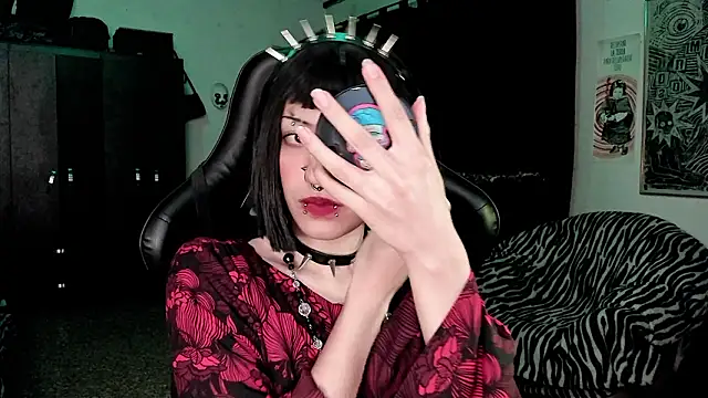 Snapshot of roxy_toxic chatting on 02/05/26, 12:28 roxy toxic online show from 02/05/26, 12:28