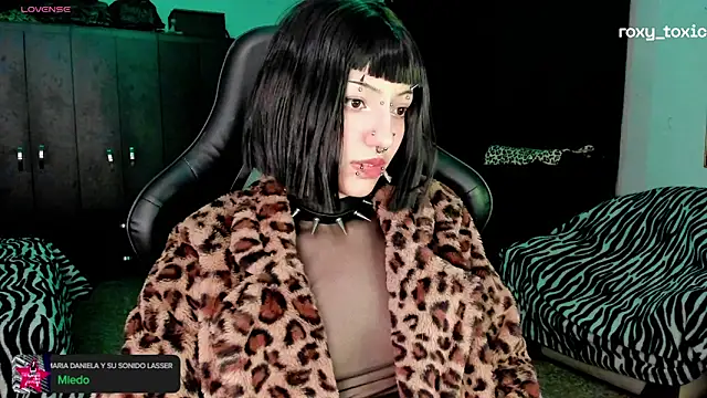 Snapshot of roxy_toxic chatting on 10/21/25, 01:27 roxy toxic online show from 10/21/25, 01:27
