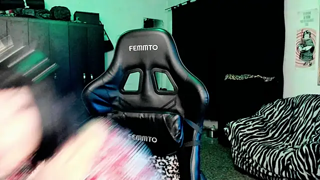 Snapshot of roxy_toxic chatting on 01/14/26, 12:47 roxy toxic online show from 01/14/26, 12:47