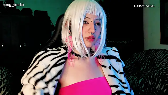 roxy toxic online show from 11/07/25, 02:16