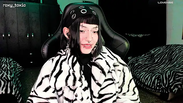 roxy toxic online show from 11/13/25, 12:47