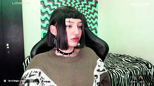 Snapshot of roxy_toxic chatting on 03/18/25, 03:23 roxy toxic online show from 03/18/25, 03:23