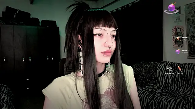 Snapshot of roxy_toxic chatting on 02/26/26, 12:21 roxy toxic online show from 02/26/26, 12:21