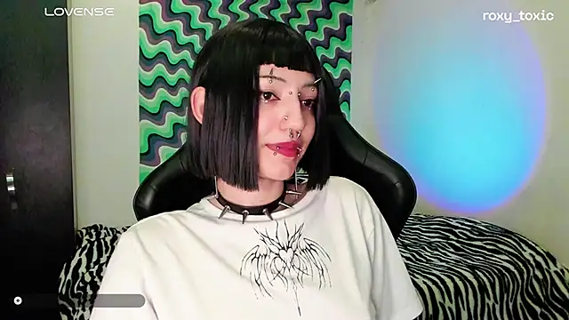 Snapshot of roxy_toxic chatting on 03/19/25, 01:54 roxy toxic online show from 03/19/25, 01:54