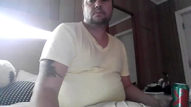 Snapshot of yourcourage1 chatting on 10/04/25, 04:03 yourcourage1 online show from 10/04/25, 04:03