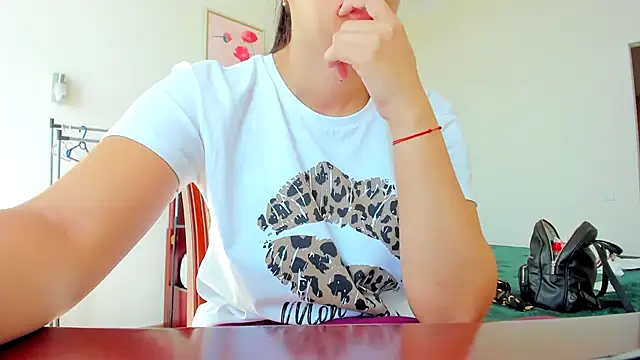 Snapshot of Tianiaa chatting on 09/18/25, 07:33 Tianiaa online show from 09/18/25, 07:33