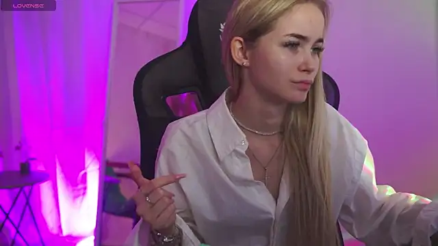 DakotaaJohnnson online show from 10/28/25, 12:15