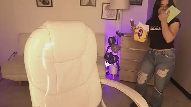 Nicole Foxx  online show from 12/02/25, 07:37