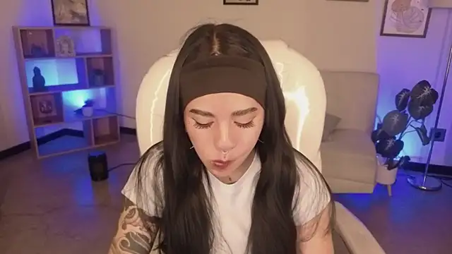 Nicole Foxx  online show from 11/25/25, 07:47