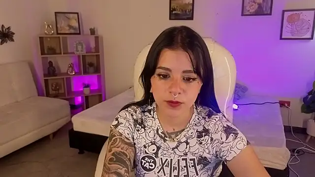 Nicole Foxx  online show from 10/22/25, 07:46