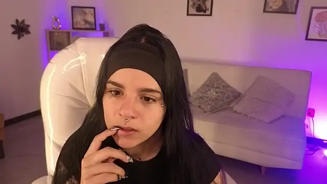 Nicole Foxx  online show from 11/20/25, 07:14