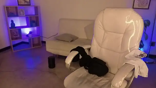 Nicole Foxx  online show from 11/28/25, 07:47