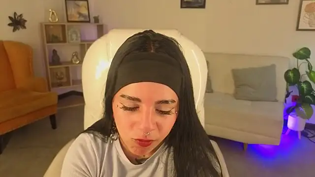 Nicole Foxx  online show from 11/12/25, 07:51