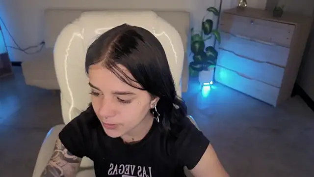 Nicole Foxx  online show from 12/19/25, 07:38