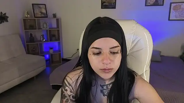 Nicole Foxx  online show from 10/13/25, 07:37