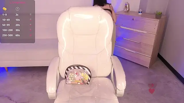 Nicole Foxx  online show from 04/10/26, 08:05