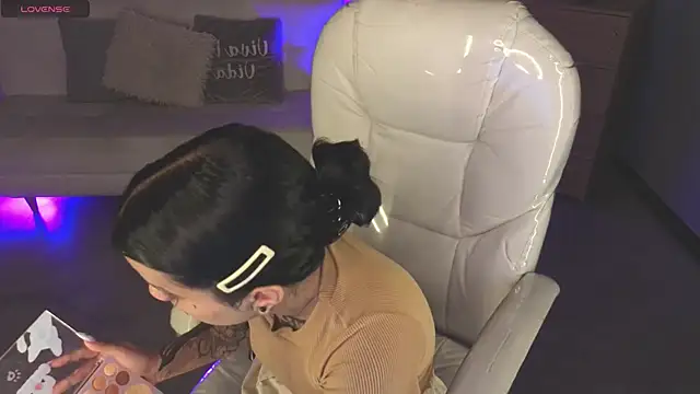 Nicole Foxx  online show from 02/13/26, 08:42